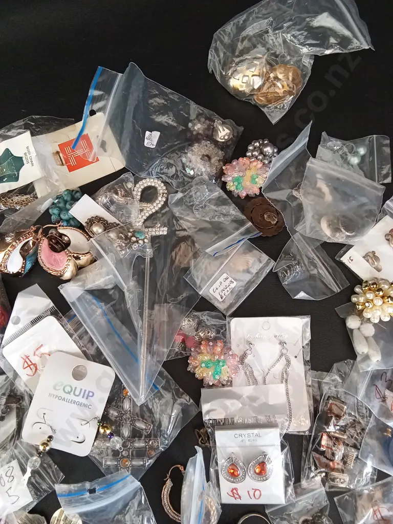 BAG OF COSTUME JEWELLERY Image 1++