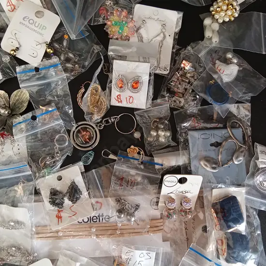 BAG OF COSTUME JEWELLERY