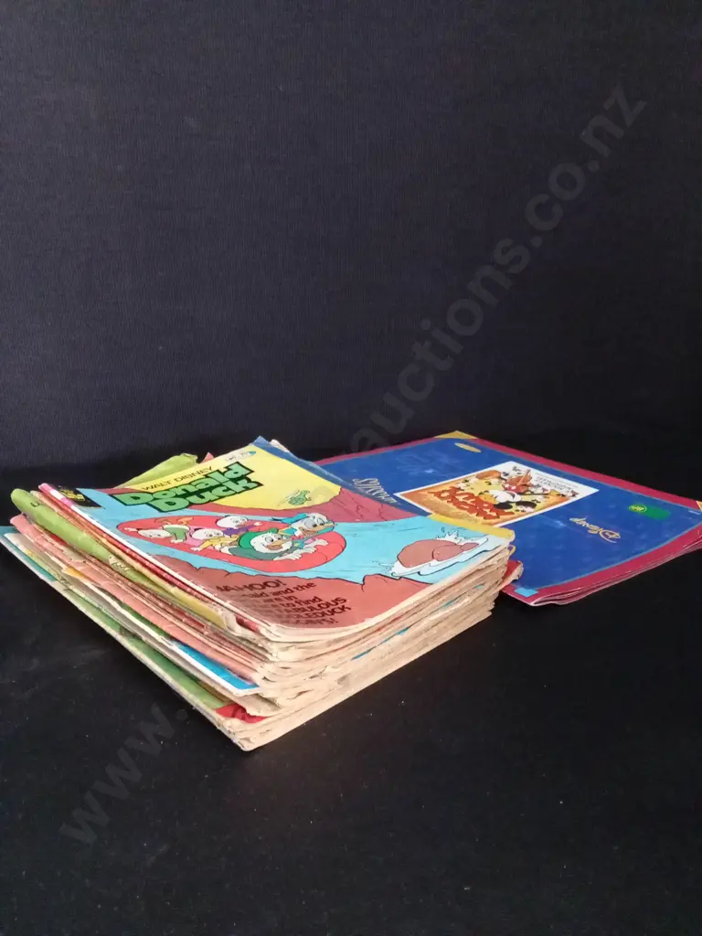 18 VINTAGE DISNEY COMICS AND COLLECTABLE POSTCARDS Image 1++