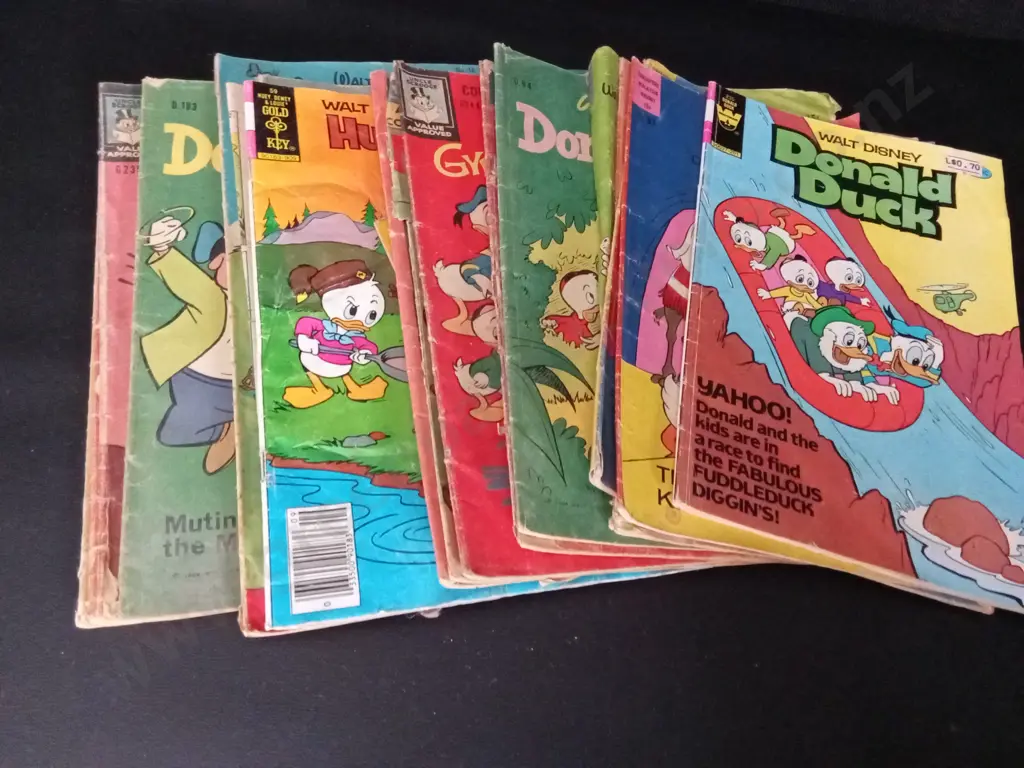 18 VINTAGE DISNEY COMICS AND COLLECTABLE POSTCARDS Image 1++