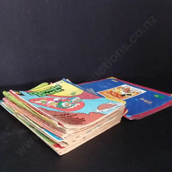 18 VINTAGE DISNEY COMICS AND COLLECTABLE POSTCARDS