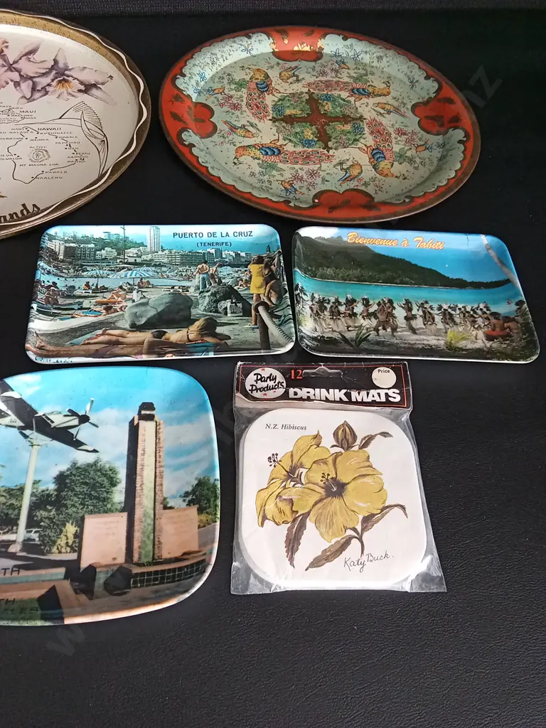 VINTAGE METAL TRAYS AND POSTCARD STYLE DISHES LARGEST DIA 28CM Image 1++