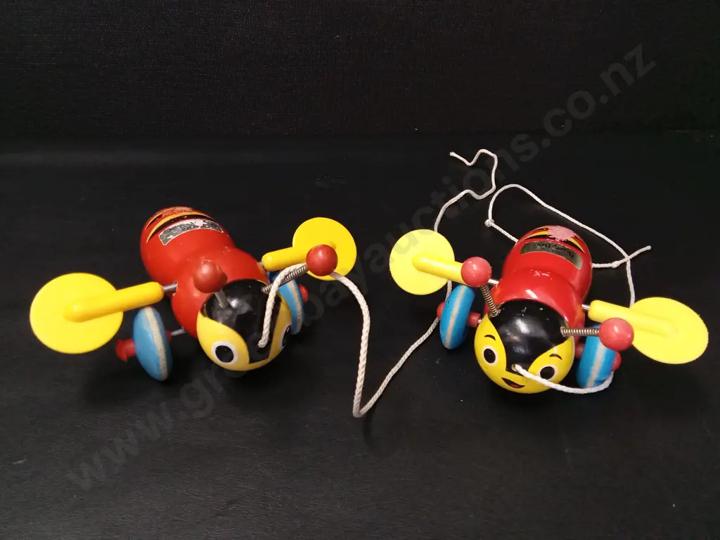 2 VINTAGE BUZZY BEE TOYS WITH AN ARTIST DUMMY Image 1++