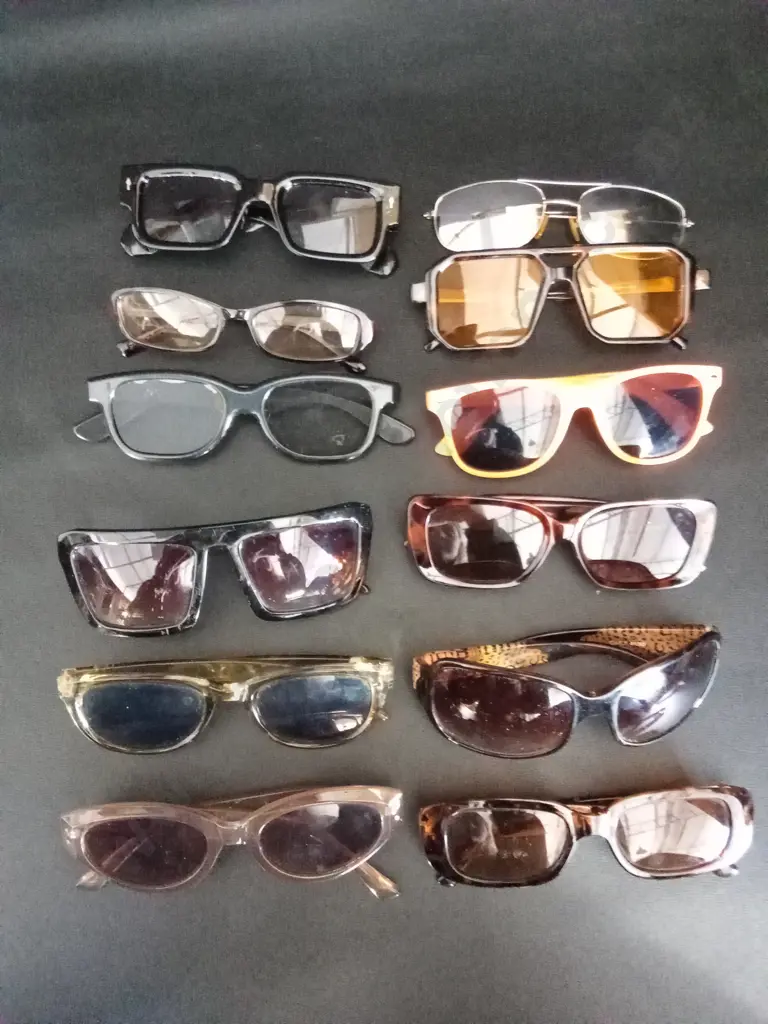12 PAIRS OF SUNGLASSES Image 1++