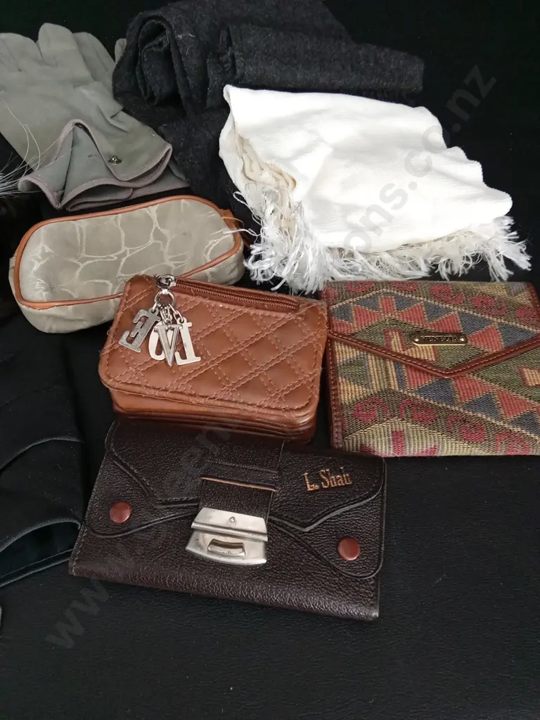 BAG OF ASSORTED ITEMS Image 1++