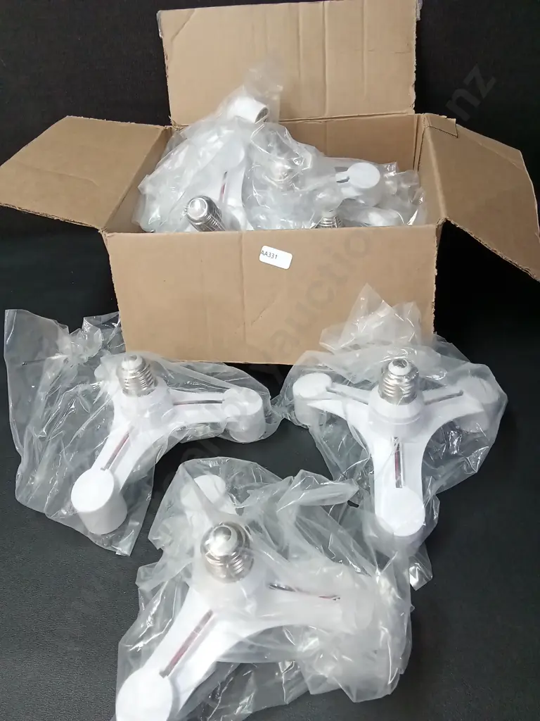 BOX OF 3-IN-1 PLASTIC LIGHT SOCKET SPLITTER ADAPTORS Image 1++