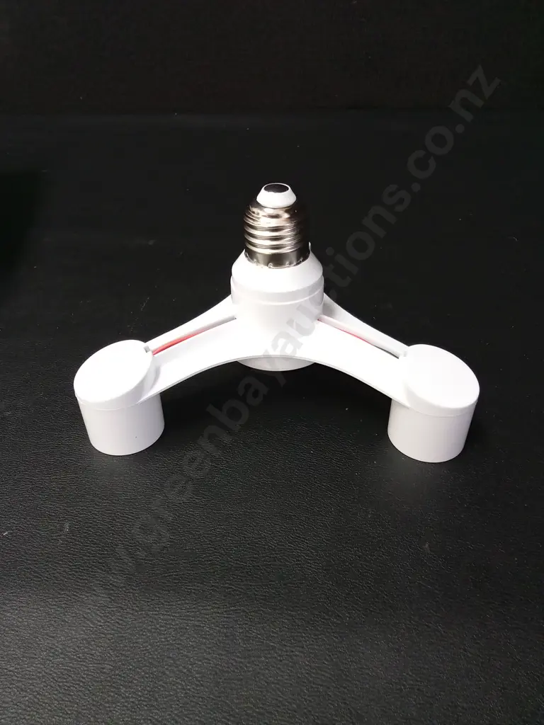 BOX OF 3-IN-1 PLASTIC LIGHT SOCKET SPLITTER ADAPTORS Image 1++