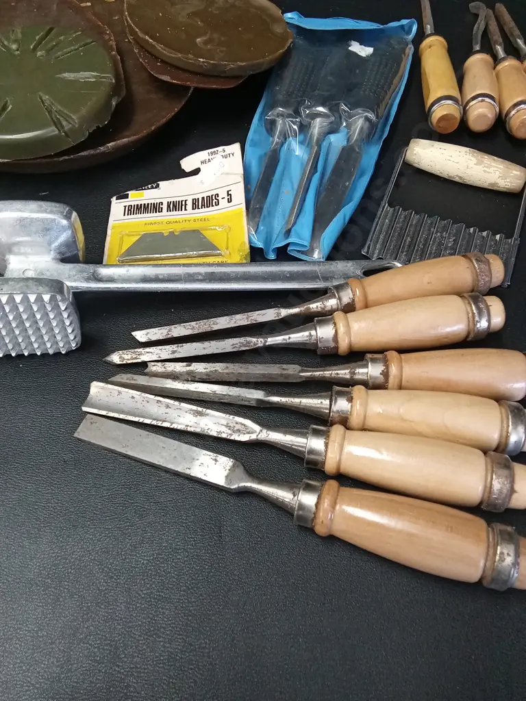 MOULD MAKING BEES WAX WITH CHISSELS ABD TEXTURE TOOLS Image 1++