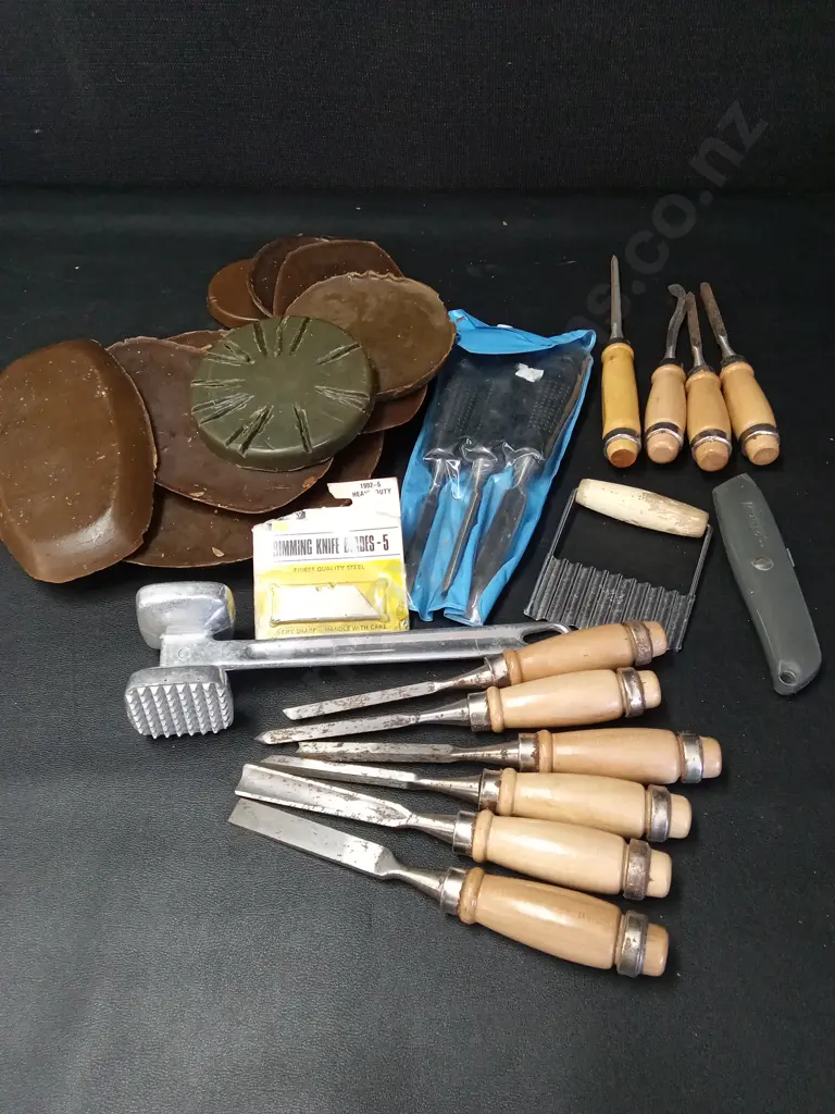 MOULD MAKING BEES WAX WITH CHISSELS ABD TEXTURE TOOLS Image 1++