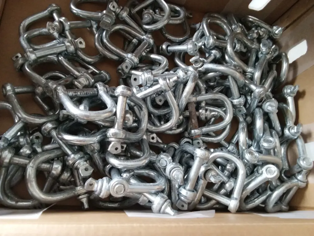 BOX OF GALVANIZED BOW SHACKLES Image 1++