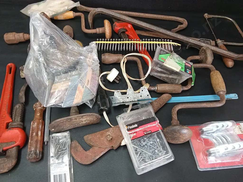 BOX OF VINTAGE TOOLS AND HARDWARE Image 1++