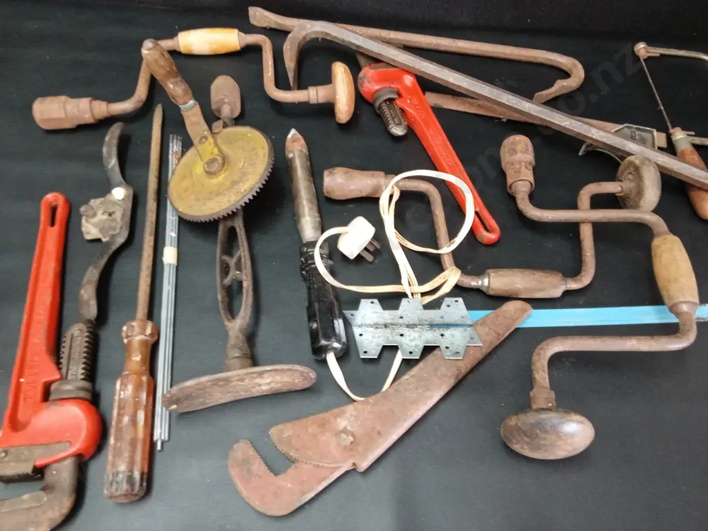 BOX OF VINTAGE TOOLS AND HARDWARE Image 1++