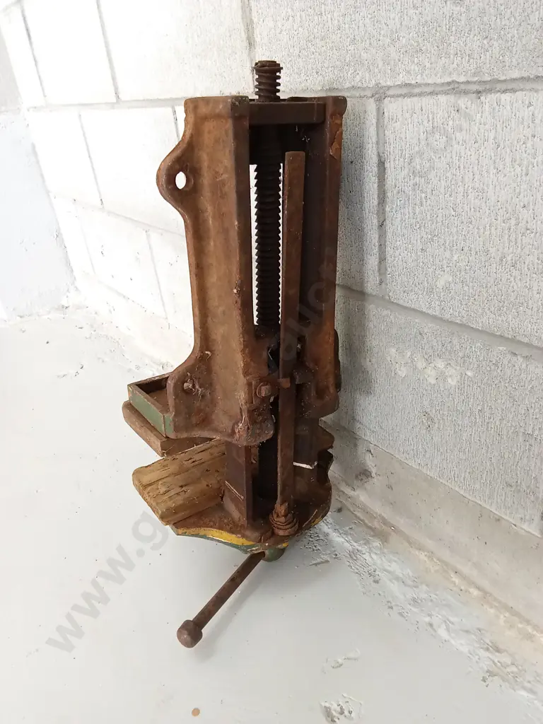 VINTAGE HEAVY-DUTY WOODWORKING BENCH VICE, 54CM HIGH Image 1++