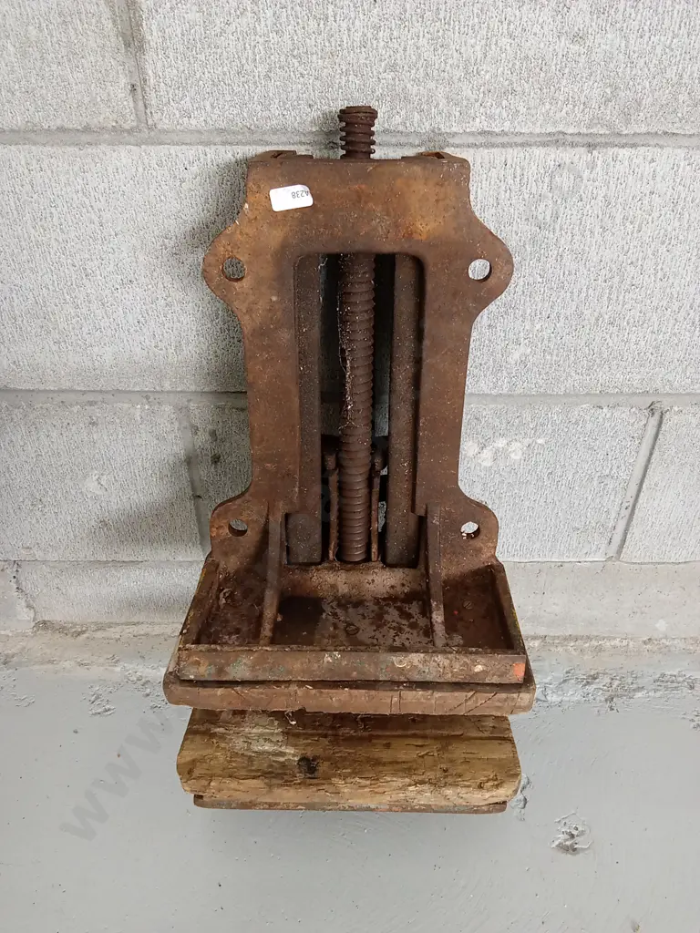 VINTAGE HEAVY-DUTY WOODWORKING BENCH VICE, 54CM HIGH Image 1++