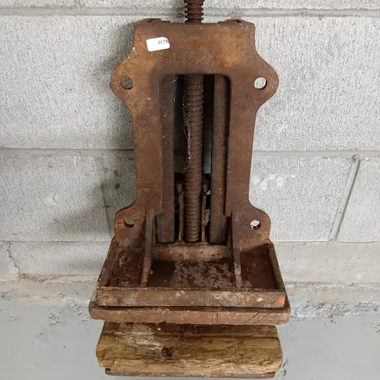VINTAGE HEAVY-DUTY WOODWORKING BENCH VICE, 54CM HIGH
