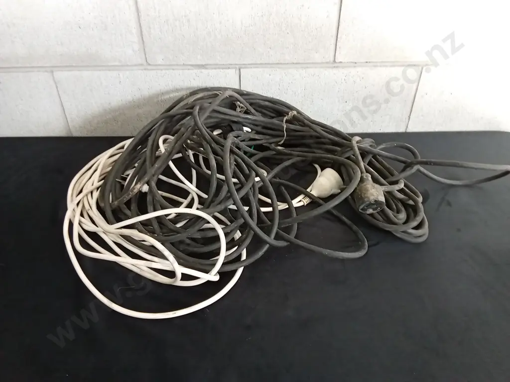 2X EXTENSION CORDS Image 1++