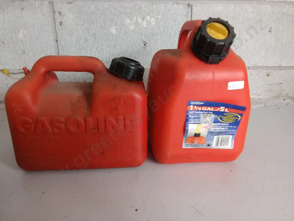 GROUP OF JERRY CANS, ABOUT 5L EACH Image 1++