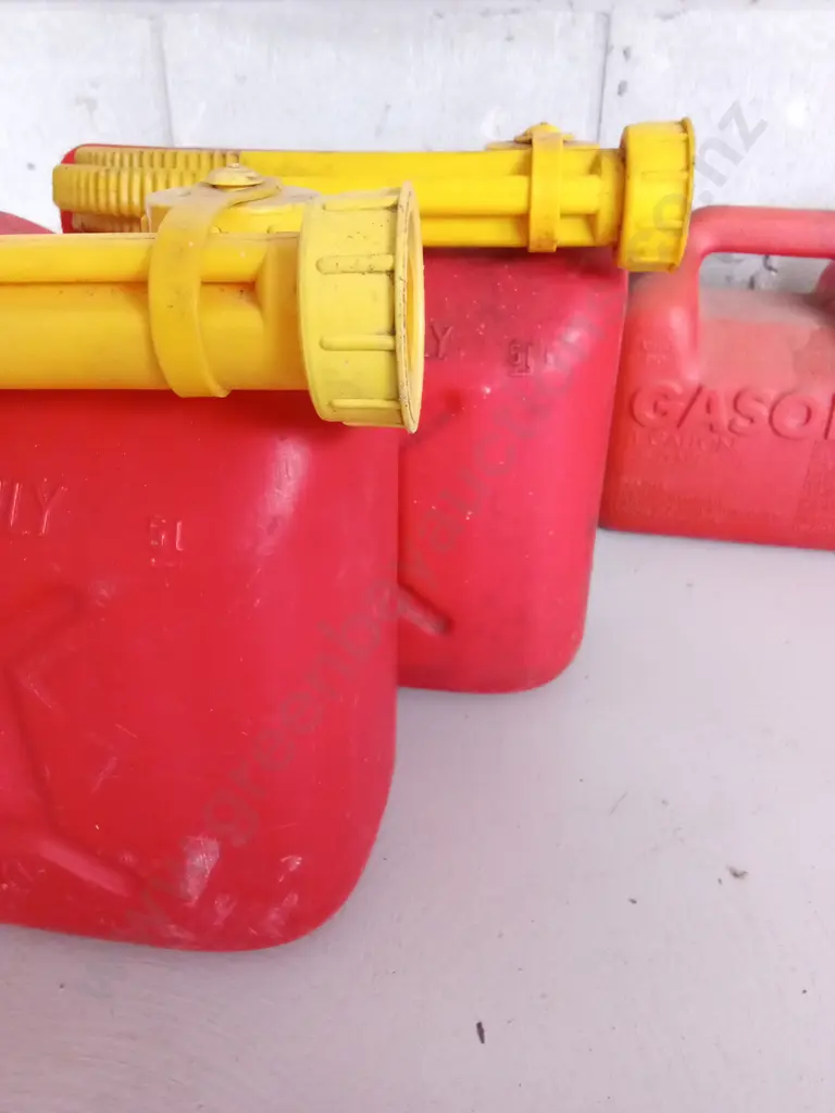 GROUP OF JERRY CANS, ABOUT 5L EACH Image 1++