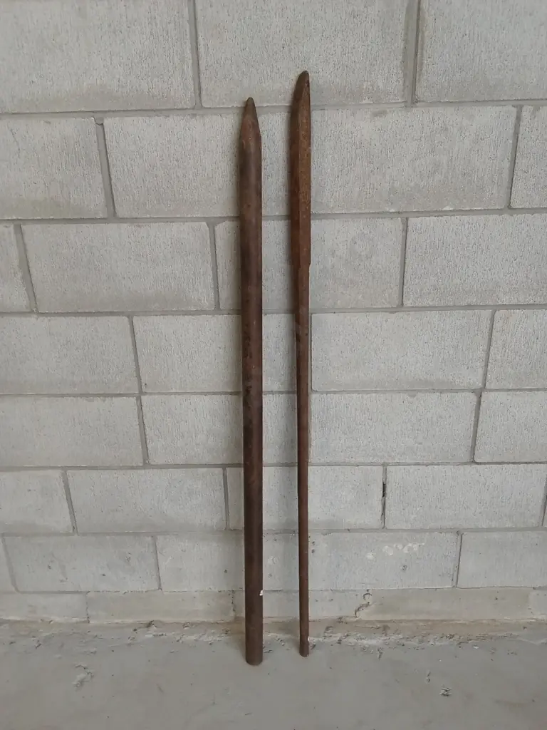 2 HEAVY-DUTY STEEL DIGGING BARS, 138CM TALL Image 1++