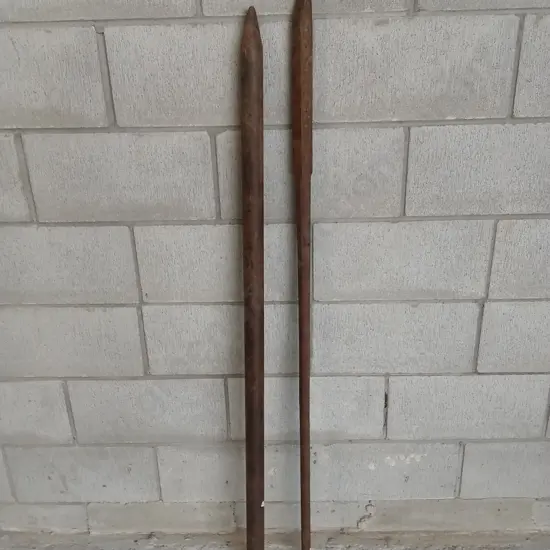 2 HEAVY-DUTY STEEL DIGGING BARS, 138CM TALL