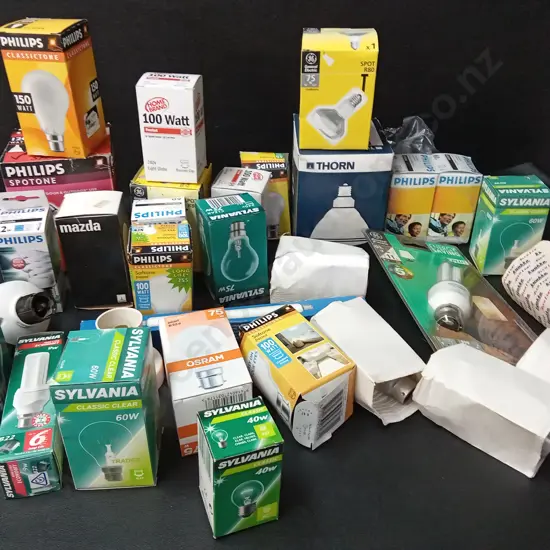 BOX OF ASSORTED LIGHTBULBS