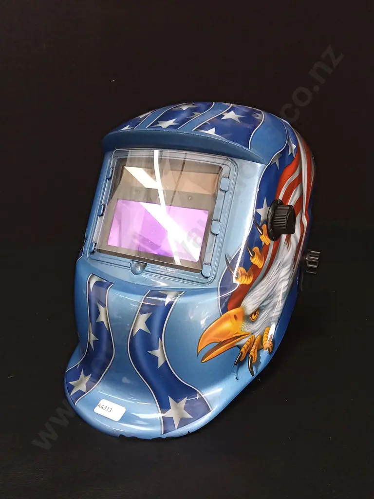 AUTO-DARKENING WELDING HELMET Image 1++