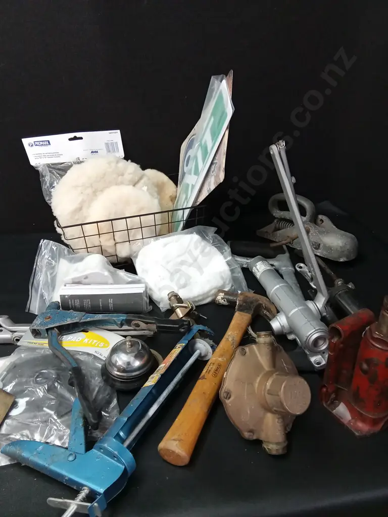 BOX OF ASSORTED TOOLS AND OTHER ITEMS Image 1++