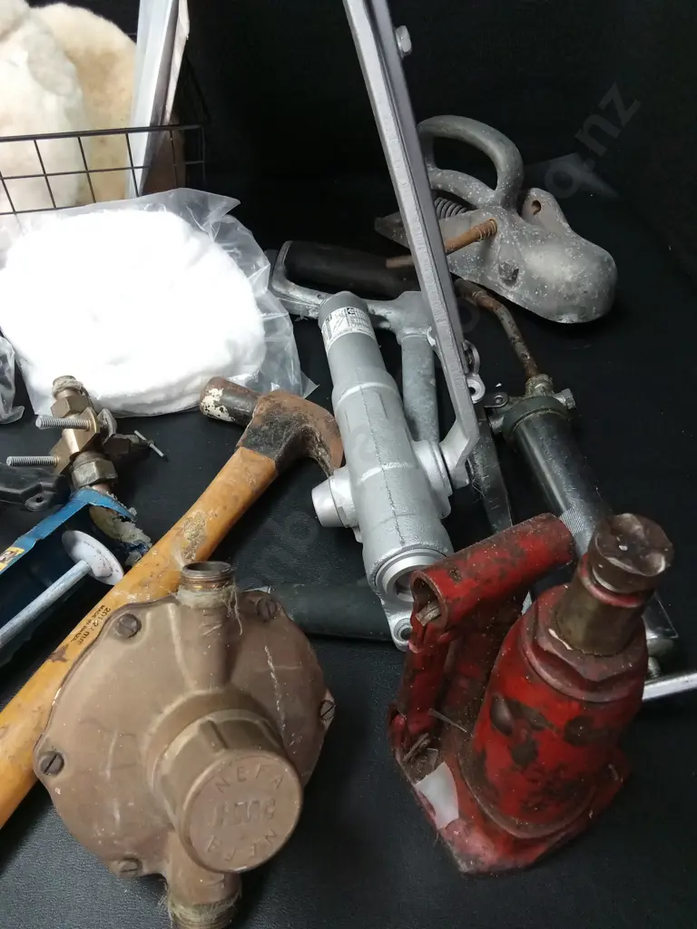 BOX OF ASSORTED TOOLS AND OTHER ITEMS Image 1++