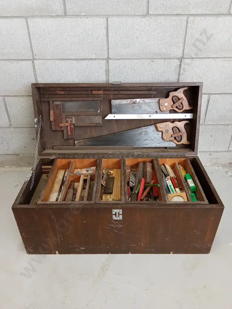 VINTAGE WOODEN CARPENTERS TOOL CHEST, INCLUDING CONTENTS, H 40CM X W 83CM X D 37CM Image 1++