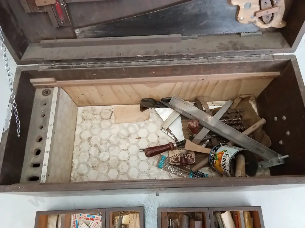 VINTAGE WOODEN CARPENTERS TOOL CHEST, INCLUDING CONTENTS, H 40CM X W 83CM X D 37CM Image 1++