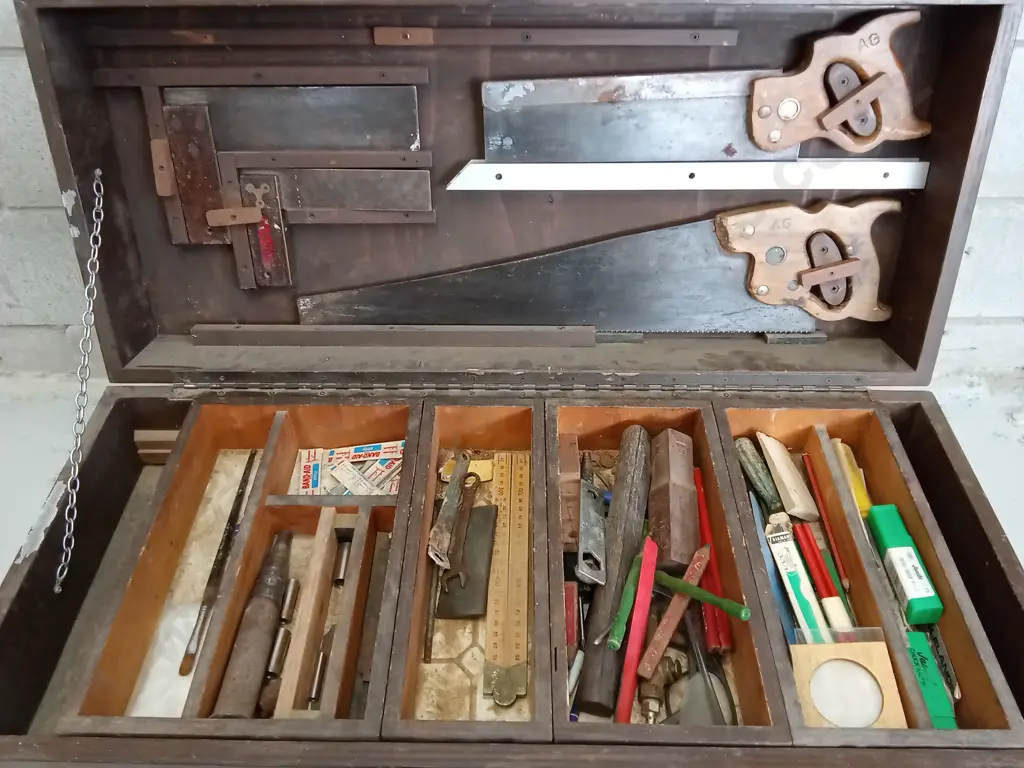 VINTAGE WOODEN CARPENTERS TOOL CHEST, INCLUDING CONTENTS, H 40CM X W 83CM X D 37CM Image 1++