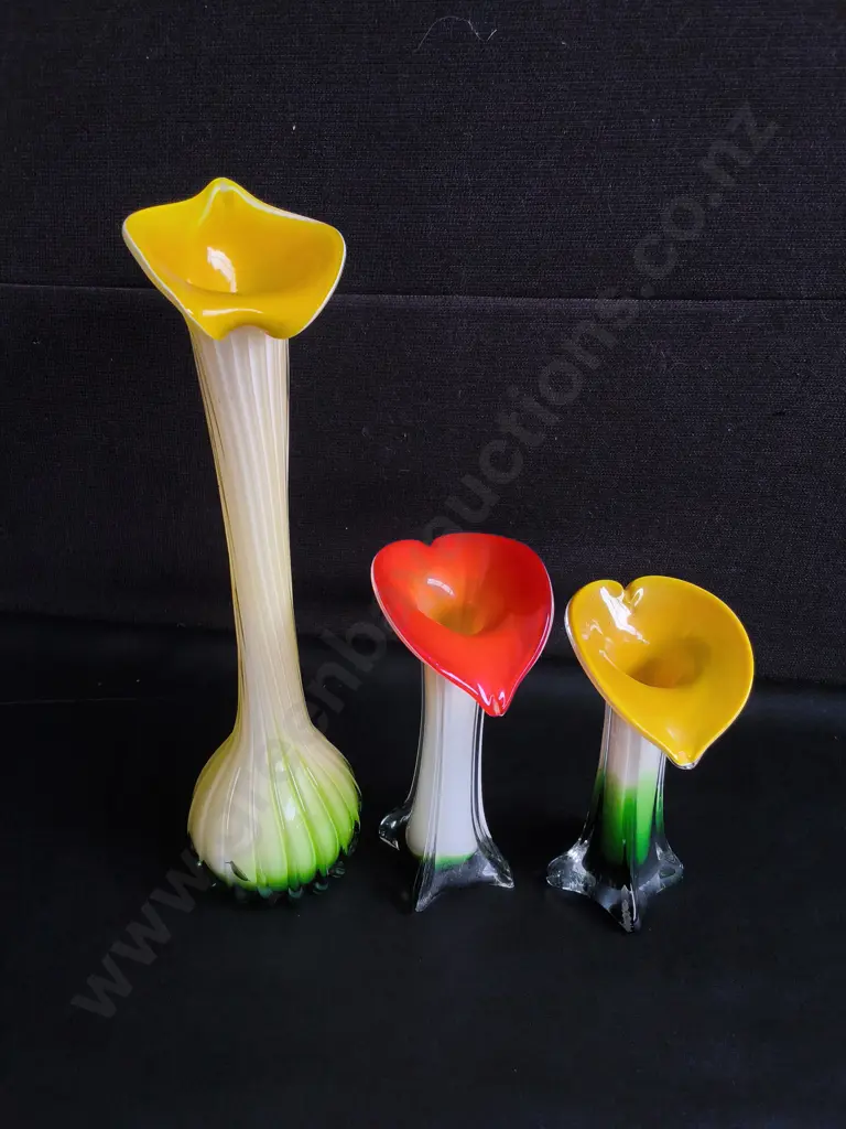 3 VINTAGE MURANO STYLE ART GLASS VASES, JACK-IN-THE-PULPIT CALLA LILY FLUTED VASES, TALLEST H 39 CM Image 1++