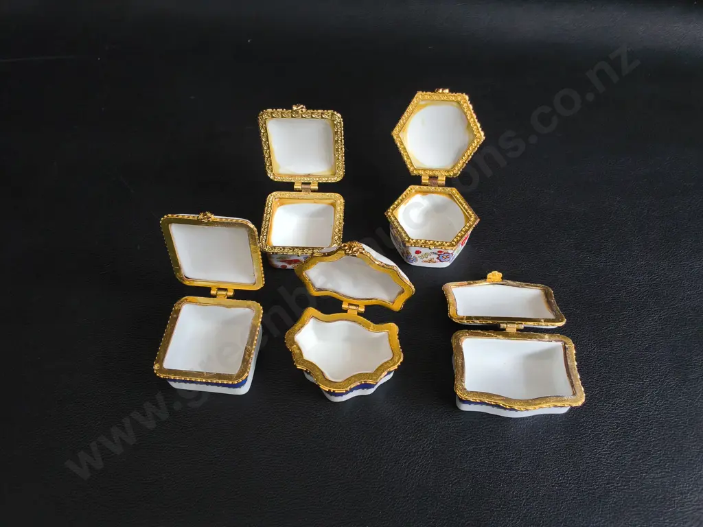 5 SMALL HAND PAINTED PORCELAIN HINGED TRINKET/ PILL BOXES, LIMOHES STYLE, WIDEST W 5 CM Image 1++