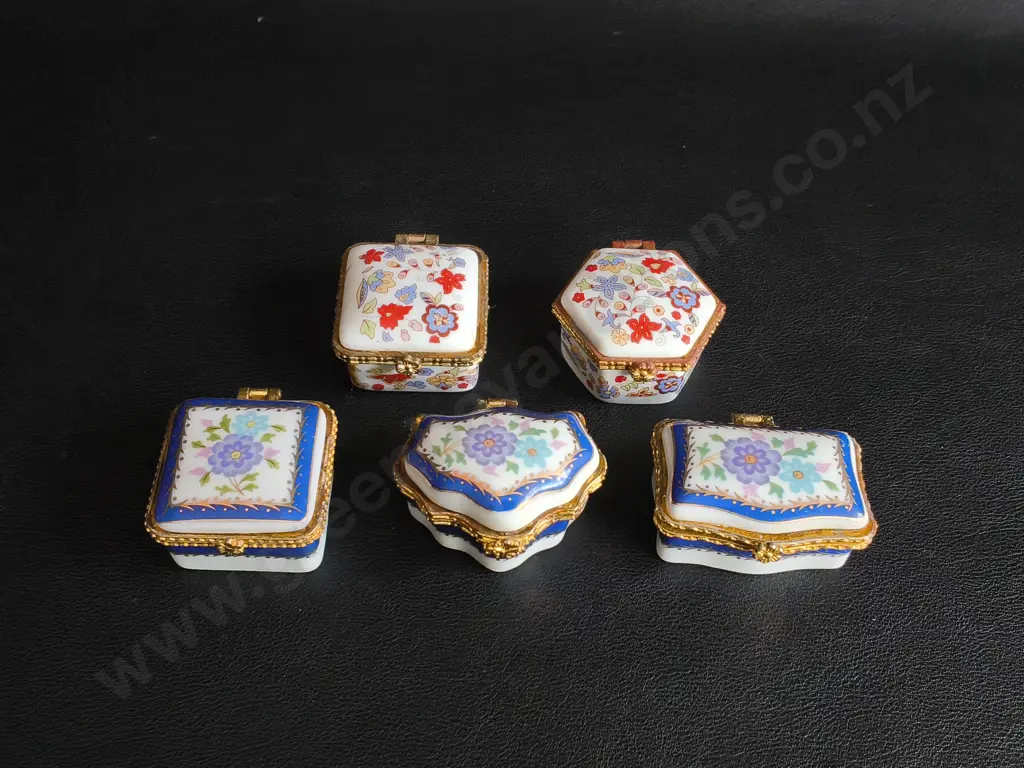 5 SMALL HAND PAINTED PORCELAIN HINGED TRINKET/ PILL BOXES, LIMOHES STYLE, WIDEST W 5 CM Image 1++