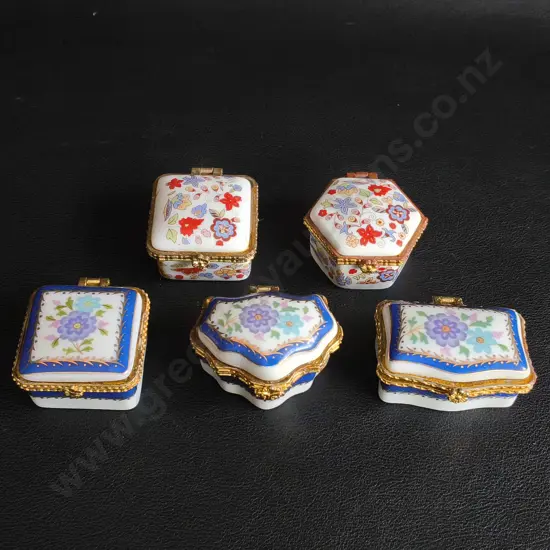 5 SMALL HAND PAINTED PORCELAIN HINGED TRINKET/ PILL BOXES, LIMOHES STYLE, WIDEST W 5 CM