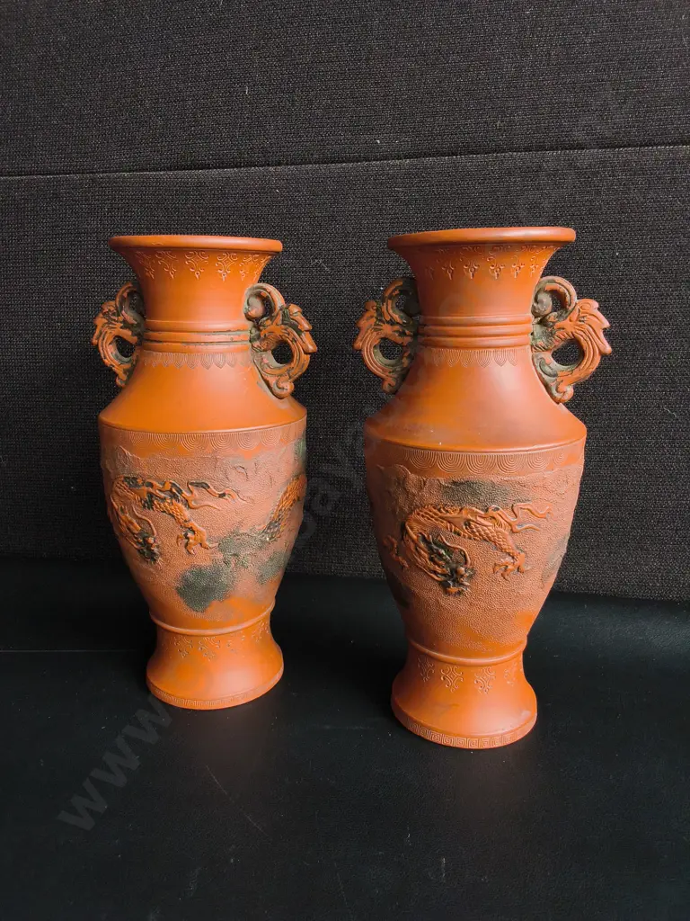 PAIR OF VINTAGE TERRACOTTA VASES WITH EMBOSSED DRAGON MOTIFS, H 25 CM Image 1++
