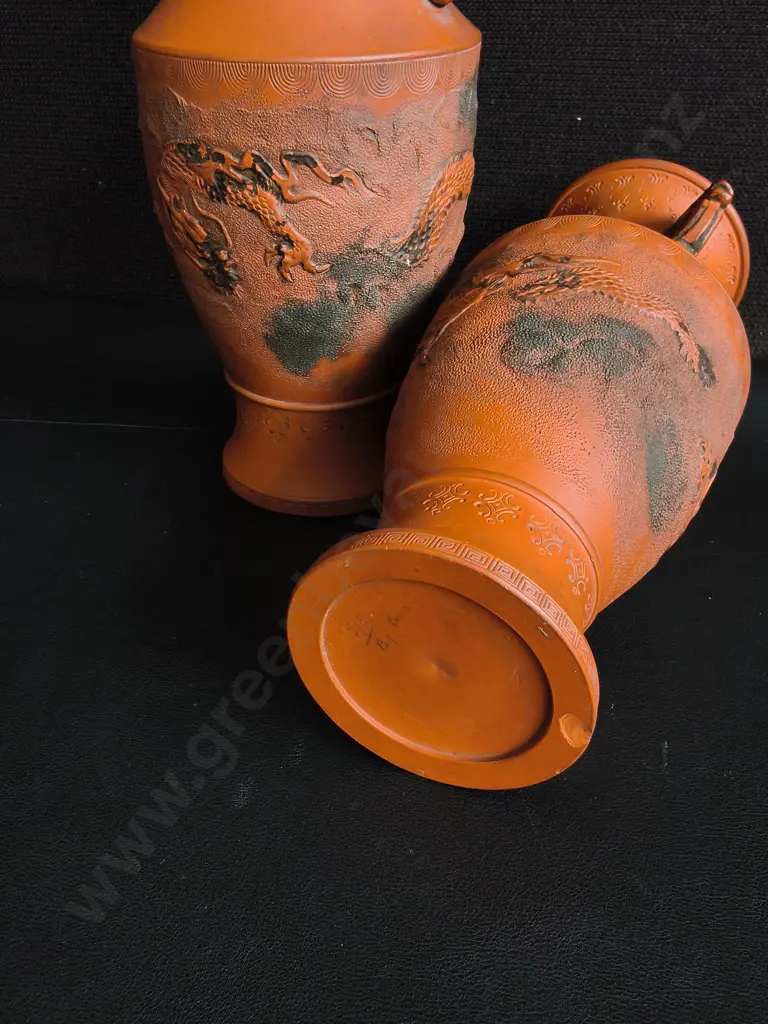 PAIR OF VINTAGE TERRACOTTA VASES WITH EMBOSSED DRAGON MOTIFS, H 25 CM Image 1++