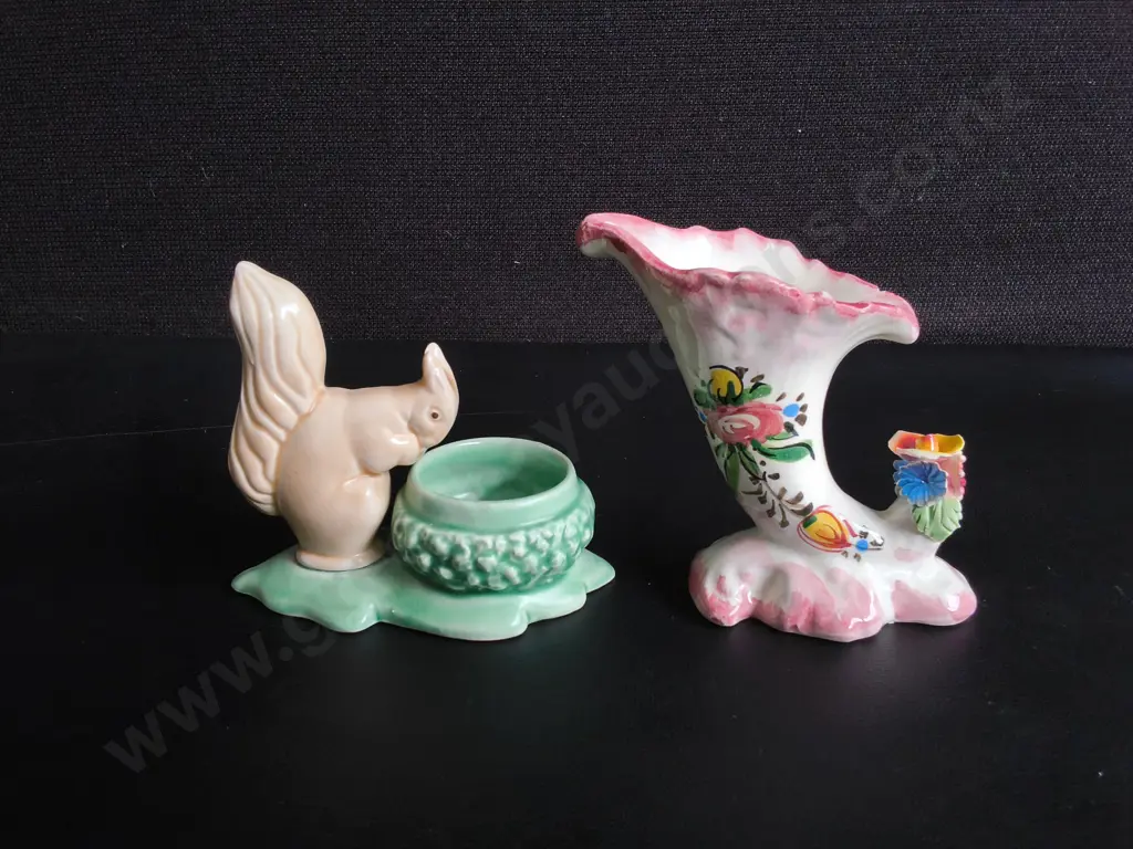 VINTAGE SYLVAC ENGLAND 1494 SQUIRREL AND HAND PAINTED ITALIAN CORNUCOPIA VASE, TALLEST H 10 CM Image 1++