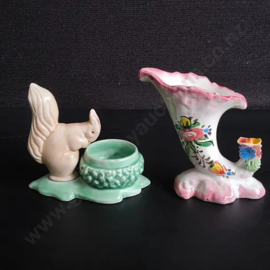 VINTAGE SYLVAC ENGLAND 1494 SQUIRREL AND HAND PAINTED ITALIAN CORNUCOPIA VASE, TALLEST H 10 CM