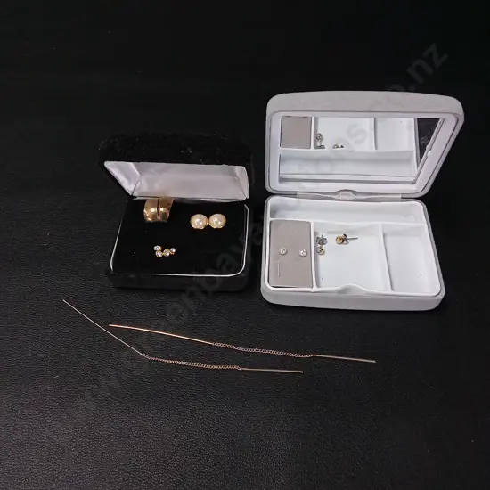 6 PAIRS OF EARRINGS