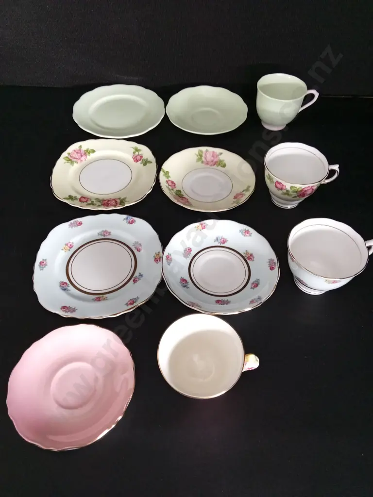4 VINTAGE CUP AND SAUCER SETS BY ROYAL WINTON, COLCLOUGH AND ROYAL ALBERT Image 1++