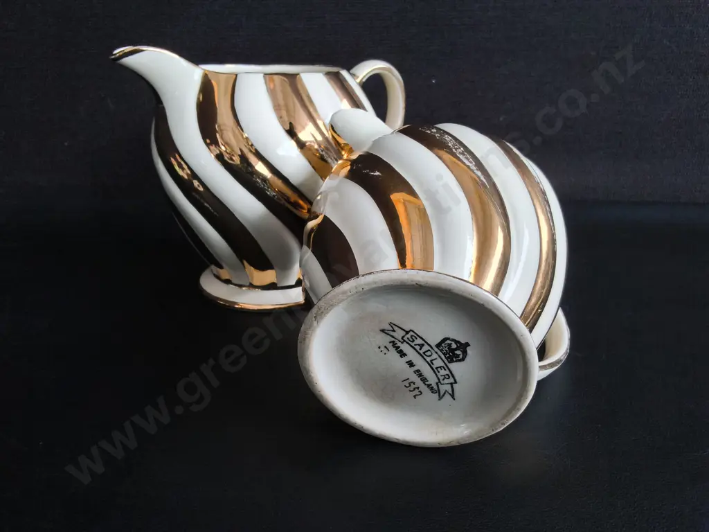 PAIR OF VINTAGE SADLER GOLD AND CREAM COLOURED SWIRL CREAMERS, MADE IN ENGLAND, TALLEST H 13 CM Image 1++