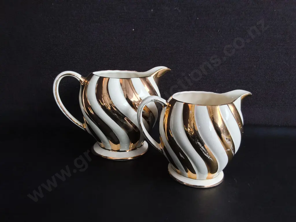 PAIR OF VINTAGE SADLER GOLD AND CREAM COLOURED SWIRL CREAMERS, MADE IN ENGLAND, TALLEST H 13 CM Image 1++