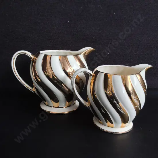 PAIR OF VINTAGE SADLER GOLD AND CREAM COLOURED SWIRL CREAMERS, MADE IN ENGLAND, TALLEST H 13 CM