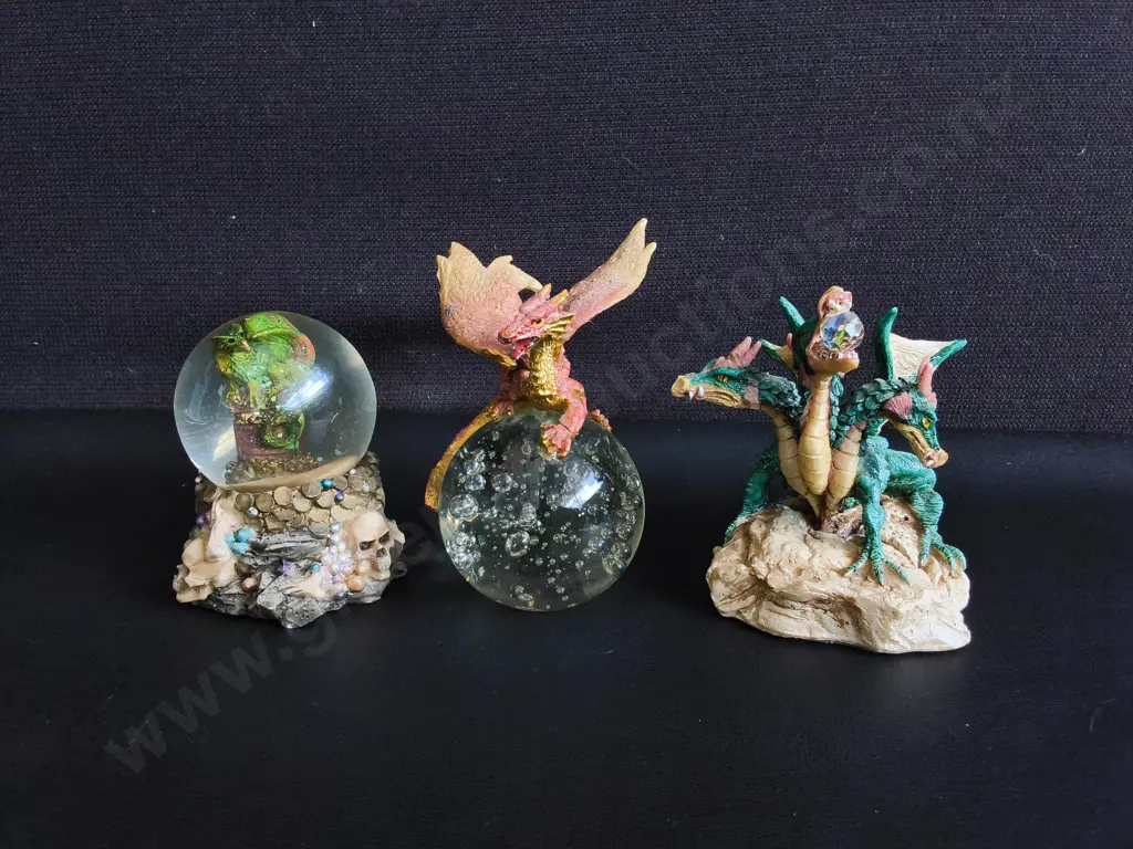 3 DECORATIVE FANTASY RESUN ORNAMENTS, INCLUDING SNOW GLOBE, TALLEST H 13 CM Image 1++