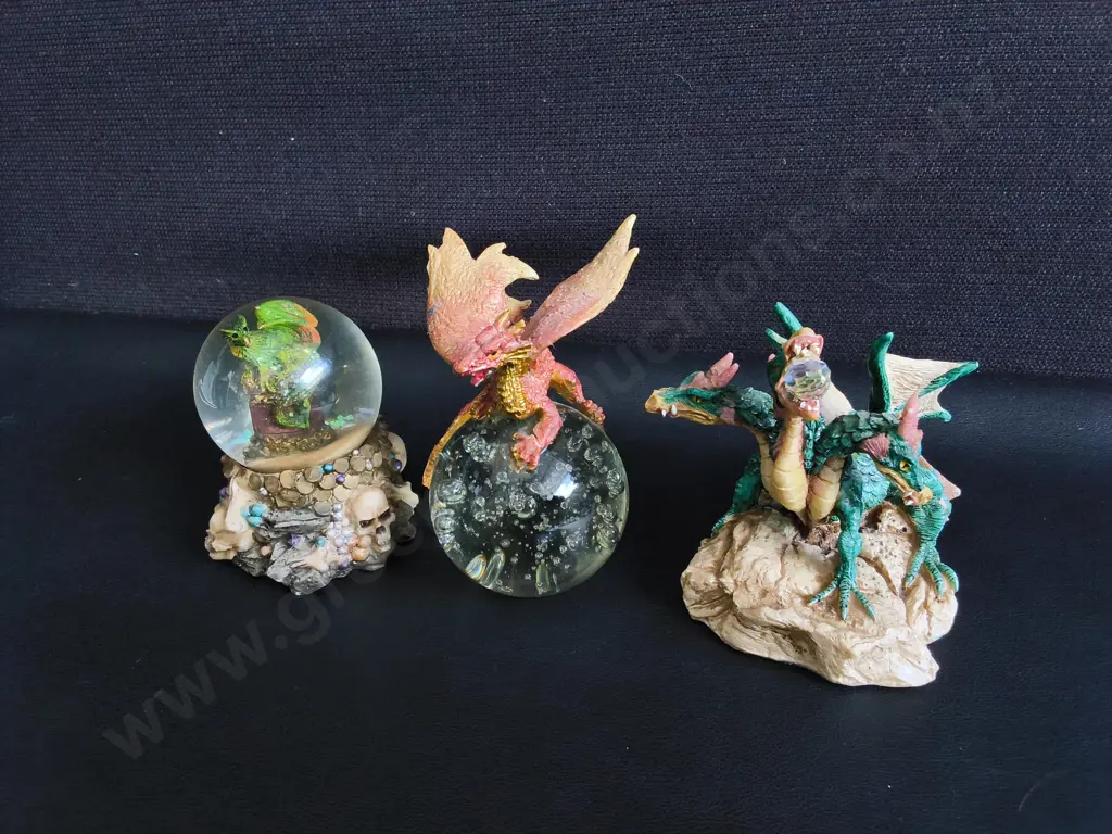 3 DECORATIVE FANTASY RESUN ORNAMENTS, INCLUDING SNOW GLOBE, TALLEST H 13 CM Image 1++