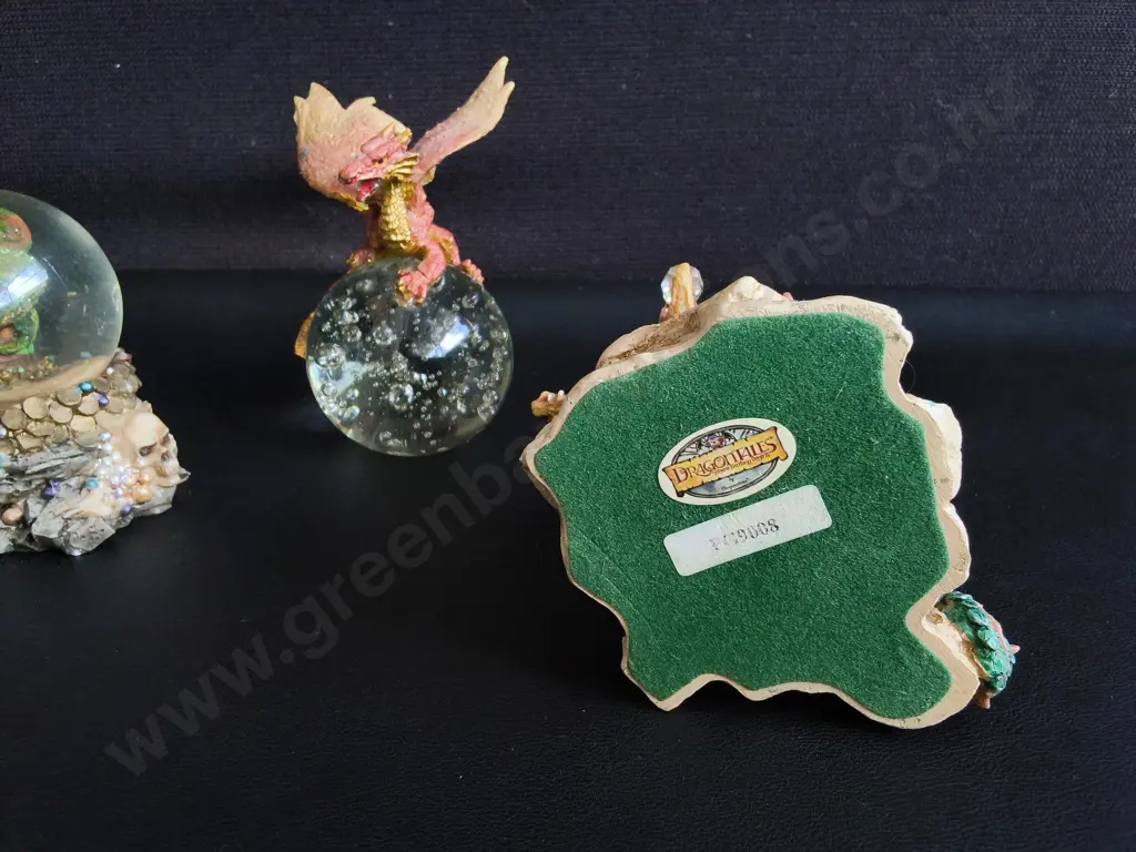3 DECORATIVE FANTASY RESUN ORNAMENTS, INCLUDING SNOW GLOBE, TALLEST H 13 CM Image 1++