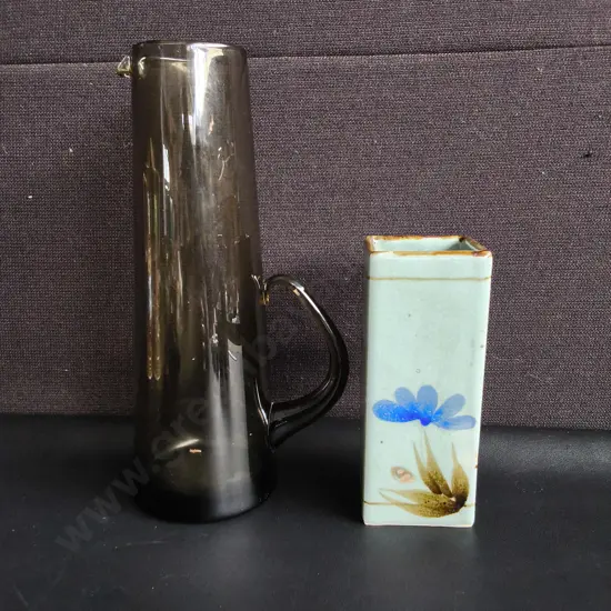 CERAMIC VASE AND GLASS PITCHER, TALLEST H 30 CM