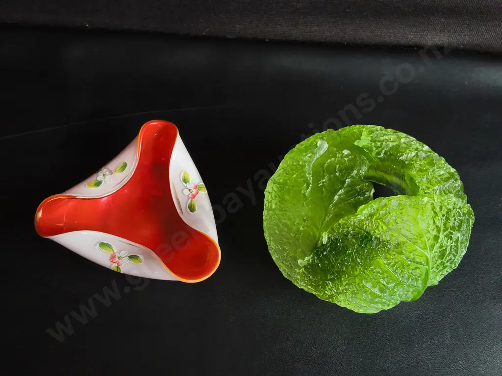 PAIR OF ART GLASS ITEMS, VINTAGE TRI FOLD BOWL AND GLASS CABBAGE SCULPTURE, WIDEST DIA 16 CM Image 1++