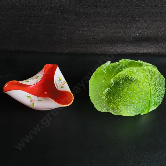 PAIR OF ART GLASS ITEMS, VINTAGE TRI FOLD BOWL AND GLASS CABBAGE SCULPTURE, WIDEST DIA 16 CM